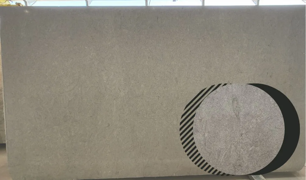 Chapa de Bateig Blue, limestone espanhol de tom cinza-azulado e textura homogênea