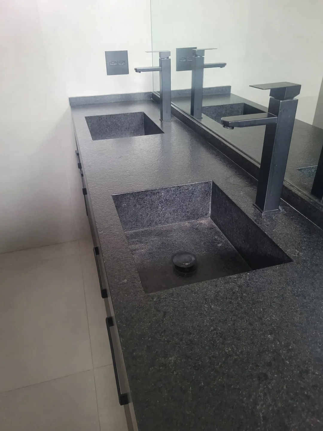 Bancada de banheiro master em granito Preto São Gabriel escovado com cuba dupla esculpida na pedra, executada pela Mister Marmoraria em São Paulo