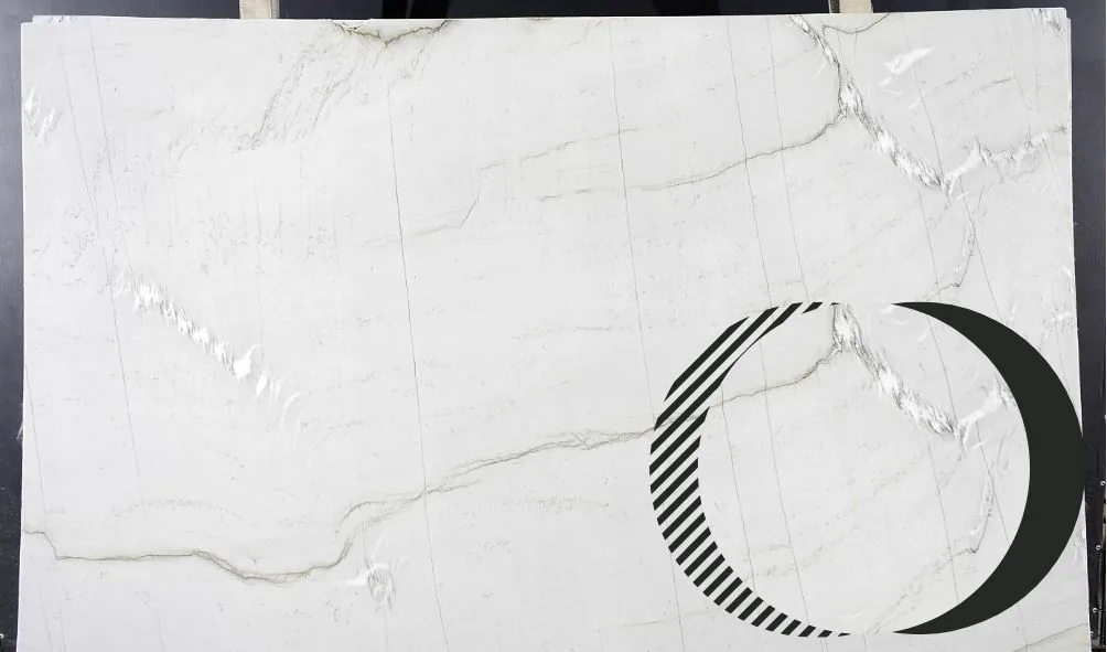 Chapa de Quartzito Mont Blanc, quartzito branco acinzentado de desenho discreto e superfície resistente