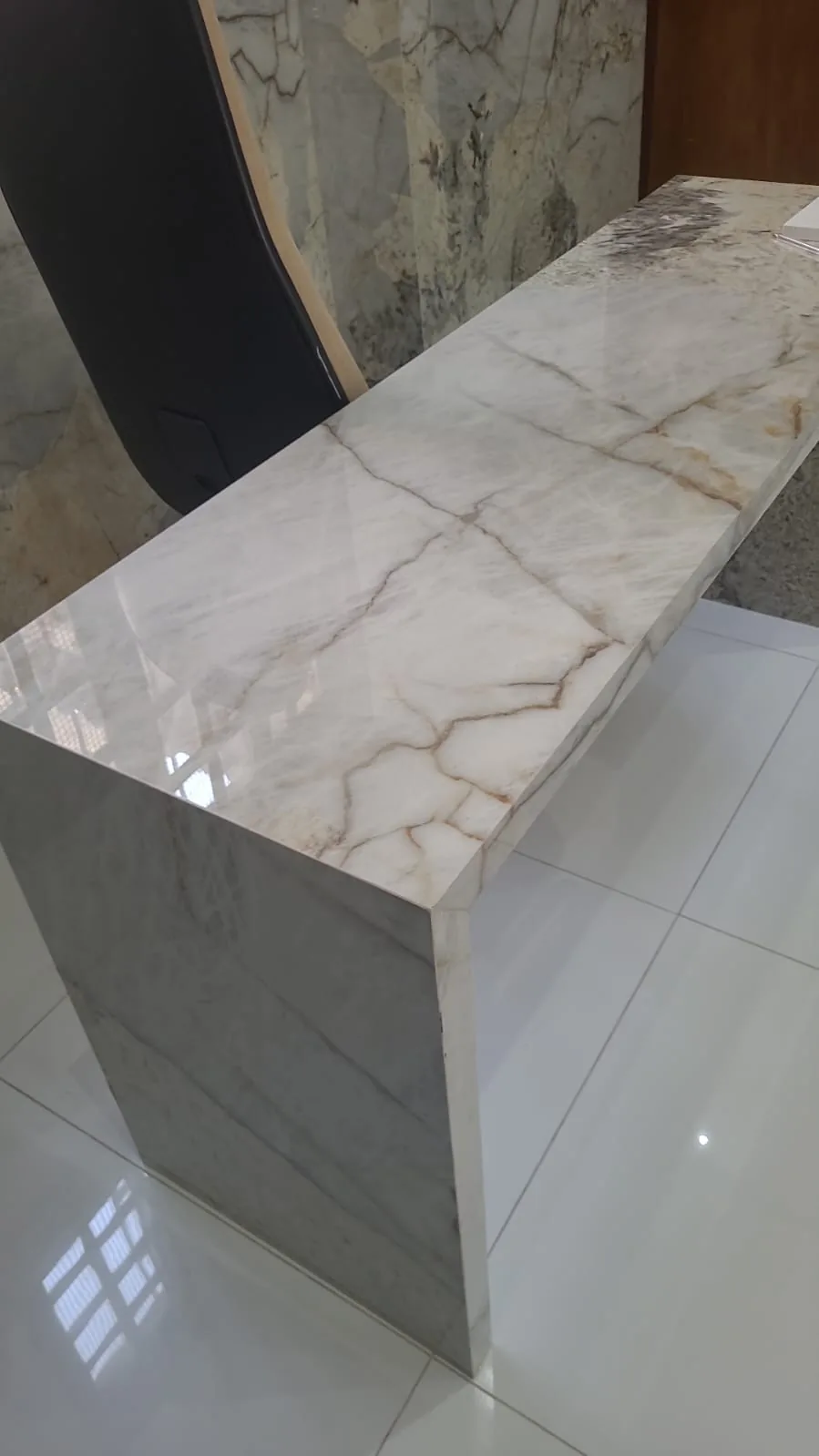 Balcão comercial em quartzito branco polido com laterais em cascata