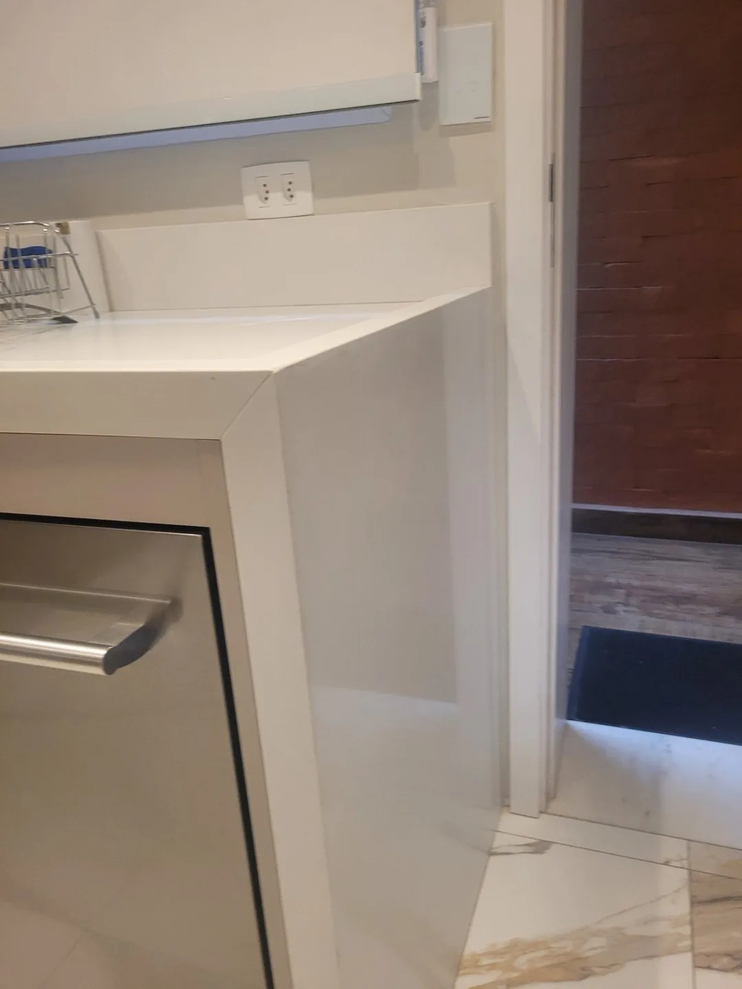 Bancada de pia em quartzo branco com rodabanca, parte do mesmo projeto de cozinha em São Paulo