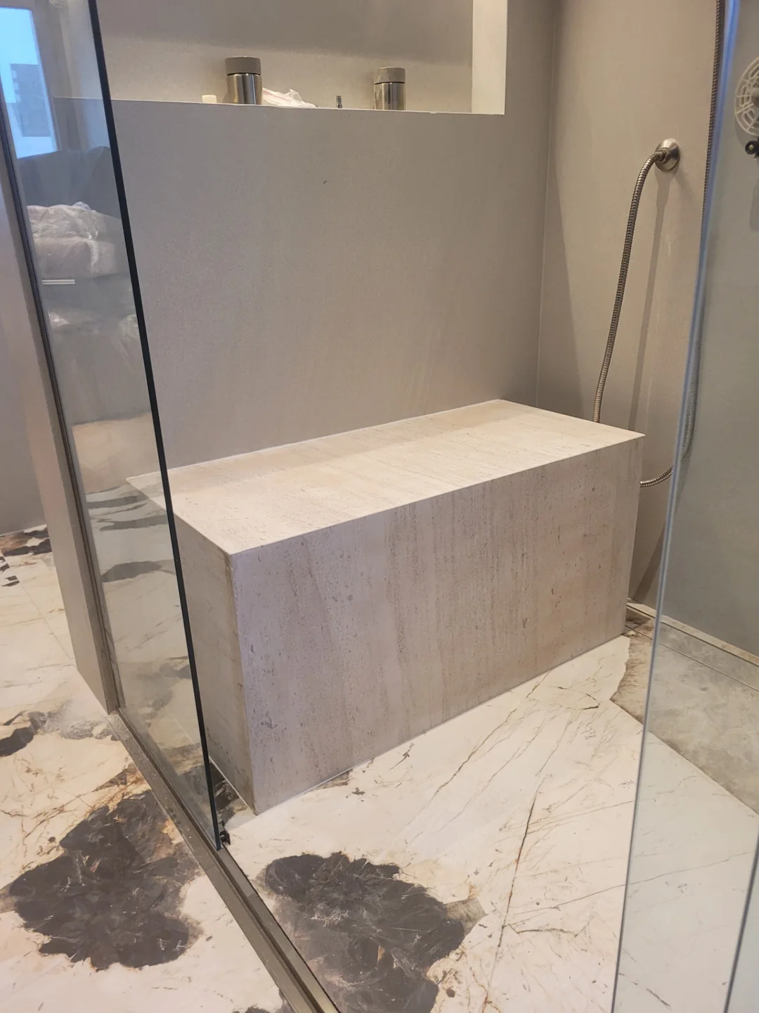 Banco para box de banheiro em Travertino Romano polido com assento e fechamento frontal em pedra