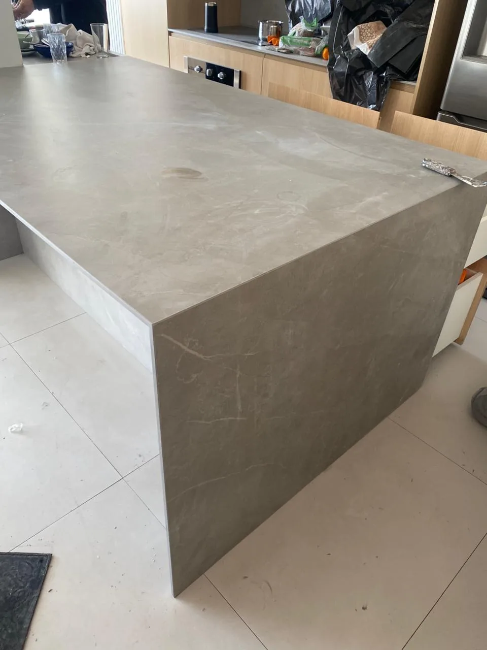 Ilha de cozinha com fechamento lateral e frontal em lâmina Pulpis Gray