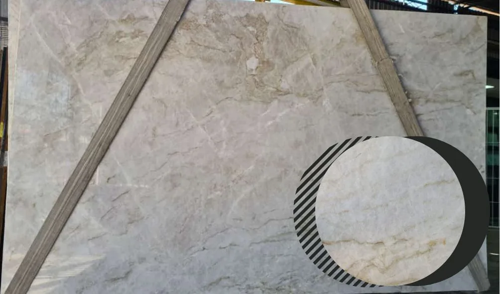 Chapa de Quartzito Taj Mahal, quartzito de fundo bege claro com veios suaves e aparência luminosa