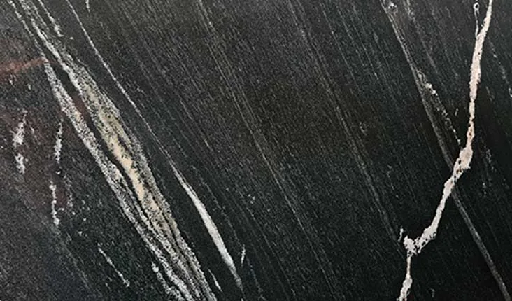 Chapa de Granito Preto Via Láctea, fundo preto com pontos brancos cristalinos distribuídos por toda a chapa