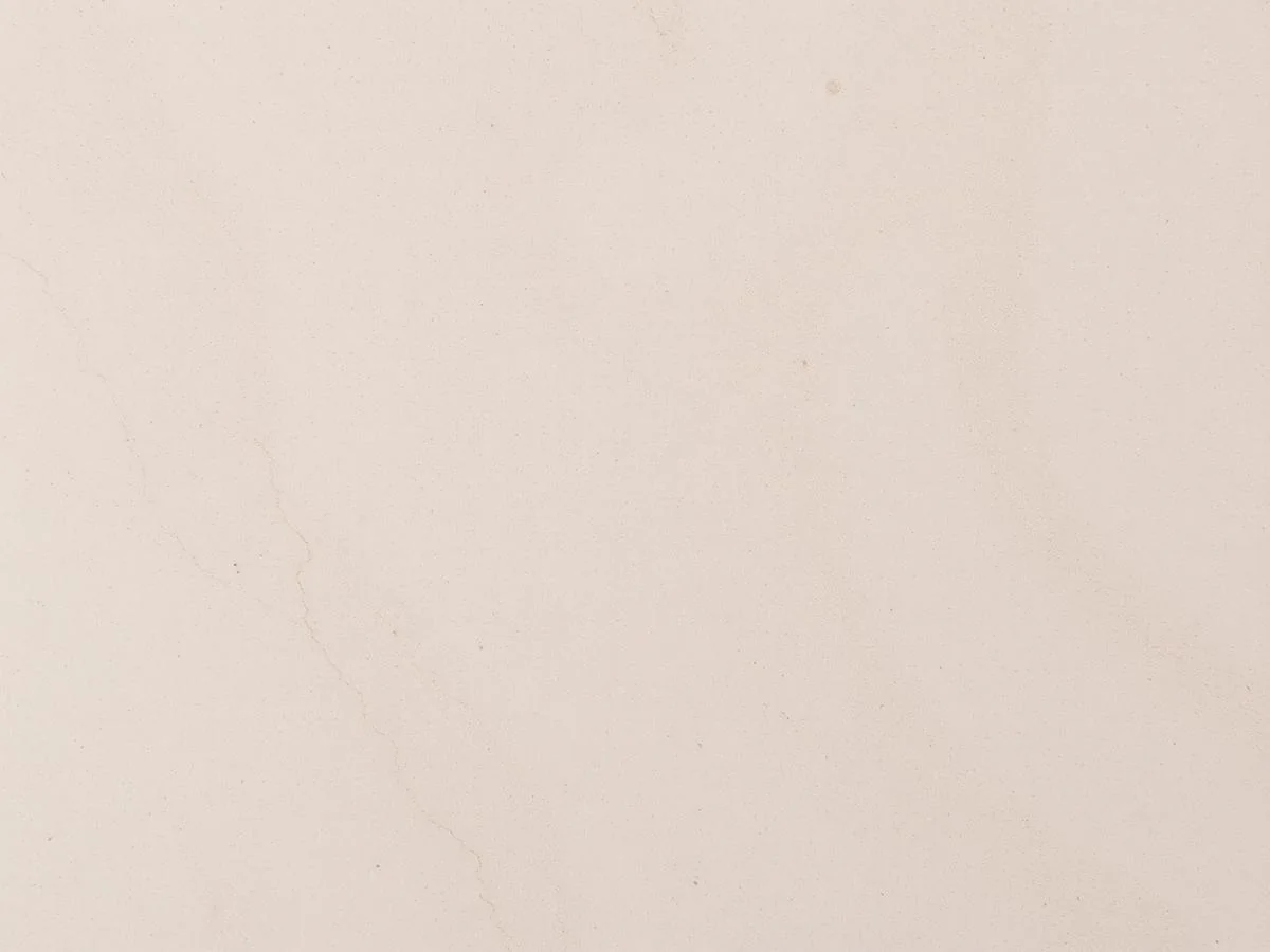 Superfície de limestone bege com textura fosca e suave