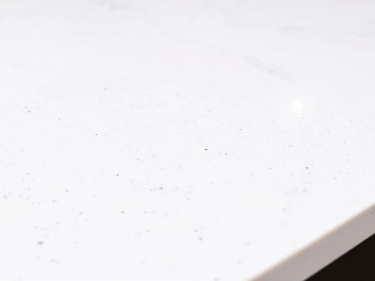 Superfície de quartzo branco com pontos finos e acabamento uniforme