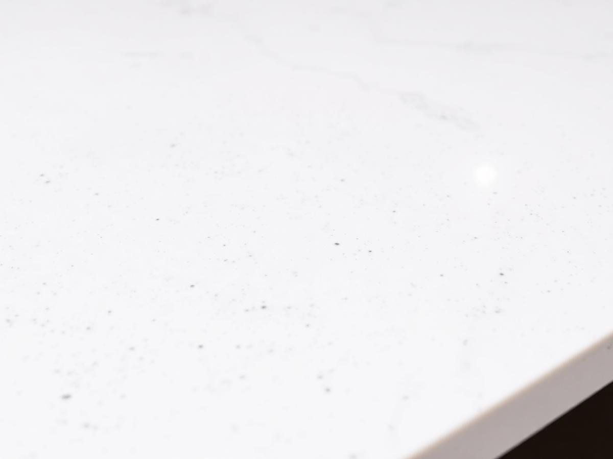 Superfície de quartzo branco com pontos finos e acabamento uniforme