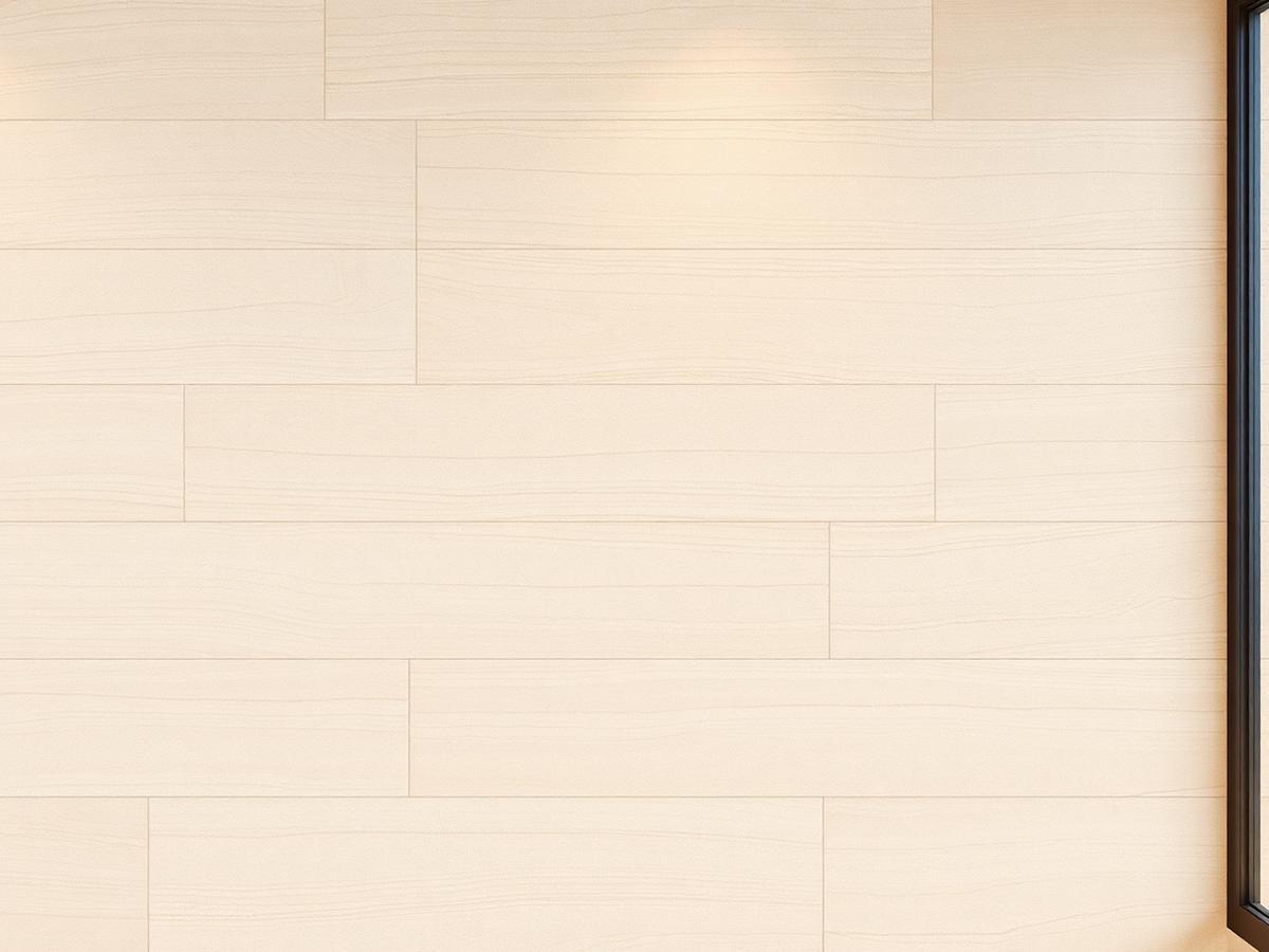 Parede revestida com lâmina de travertino bege de textura linear
